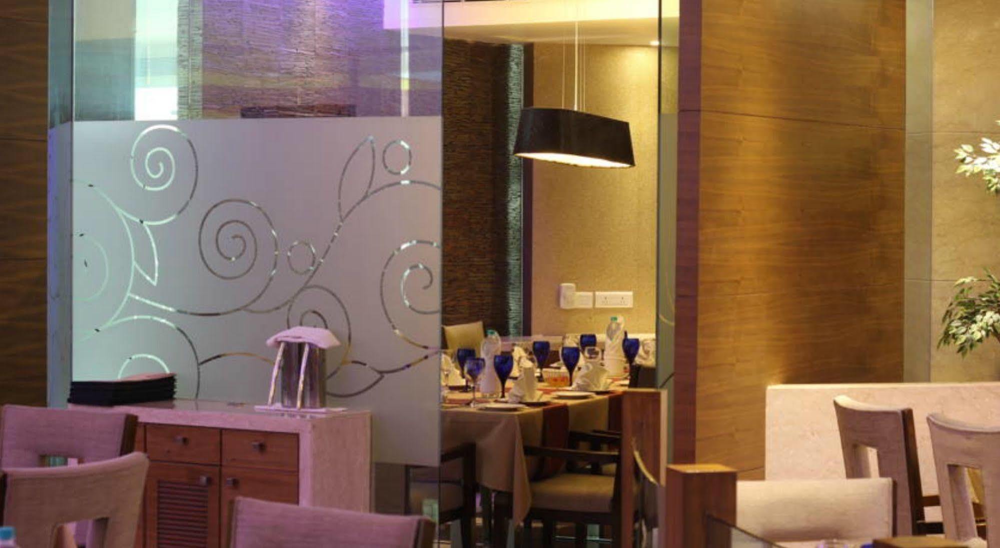Ramada By Wyndham Navi Mumbai Hotel Exterior foto