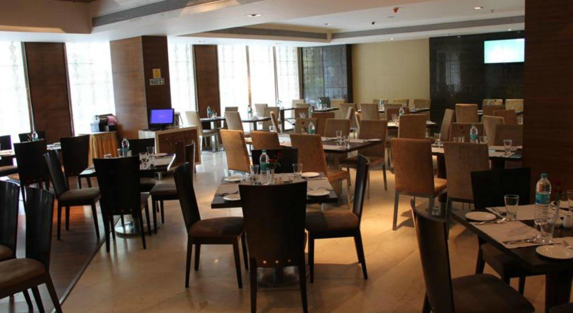 Ramada By Wyndham Navi Mumbai Hotel Exterior foto