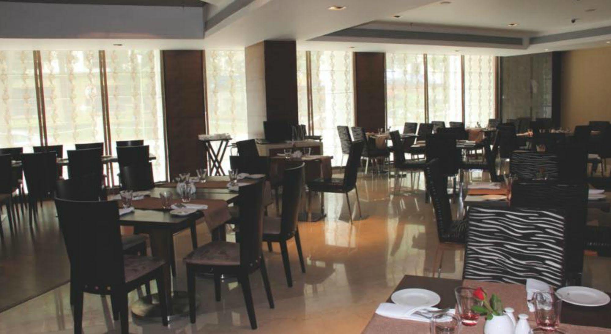 Ramada By Wyndham Navi Mumbai Hotel Exterior foto